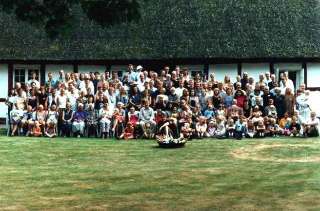Hele slægten Sadolin samlet foran præstegården til jubilæum
