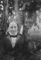 Gunnar og Esther Sadolin foran lindetræet